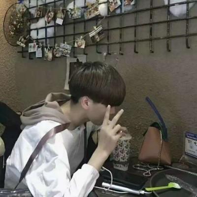 qq网名爱情男生带符号 【心里留下一道疤丶】